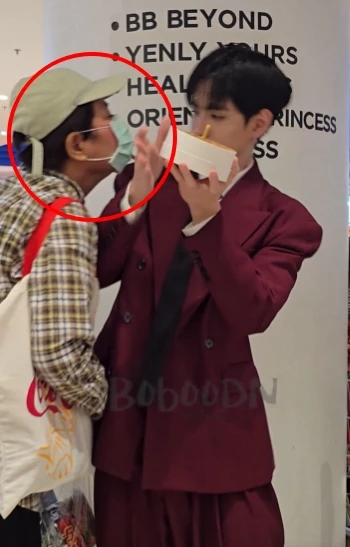 คลิป 'ฟิล์ม ธนภัทร' ถูกจู่โจมกะทันหัน FC แฉพฤติกรรม'แม่เฒ่า' ระวัง