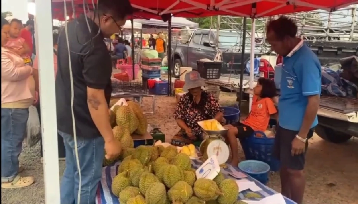 ส่องตลาดสุรินทร์! แม่ค้าจัดให้ทุเรียนราคาถูก ลูกละ 60-80 บาท