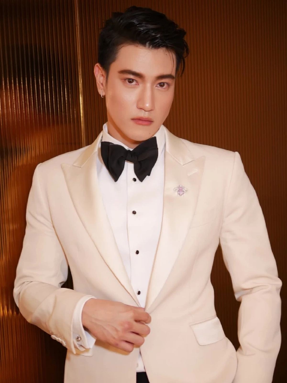 ส่องประวัติ 'อิน จักราสินธุ์' องค์ขาวสุดฮอต  ขึ้นแท่นพระเอกดาวรุ่ง