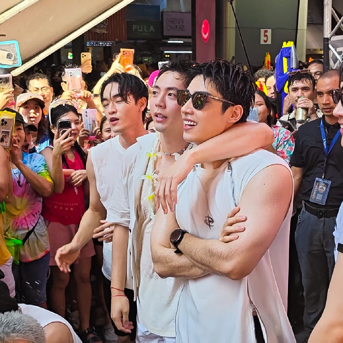 'อัพ-ภูมิ' นำทีม 'Love of Silom' สาดความมันส์สงกรานต์ ทำกรี๊ดสนั่น