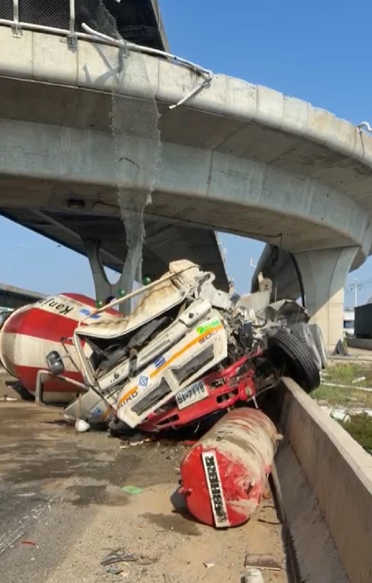 ด่วน! รถบรรทุกโม่ปูน ตกสะพานกลับรถ บางนา-ตราด ขาเข้า กม. 31