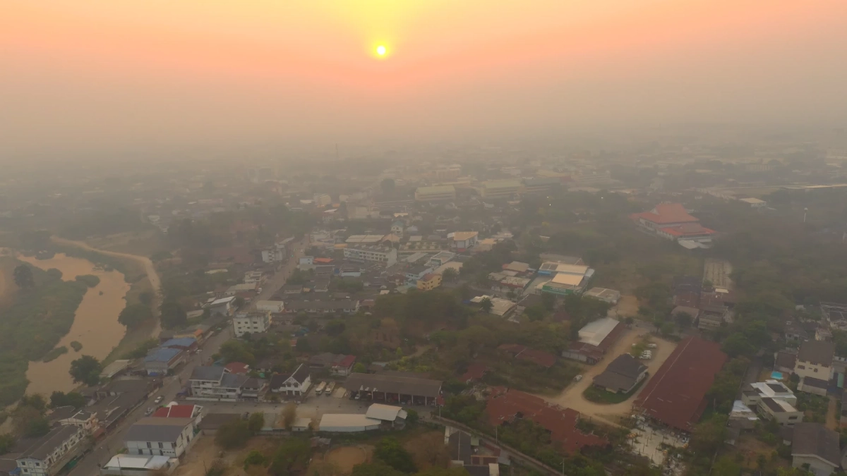 ลำปางอ่วม! สำลักฝุ่นขาวโพลนรับสงกรานต์ ไฟป่าลามไม่หยุด ดัน PM2.5 ทะลุโซนแดง