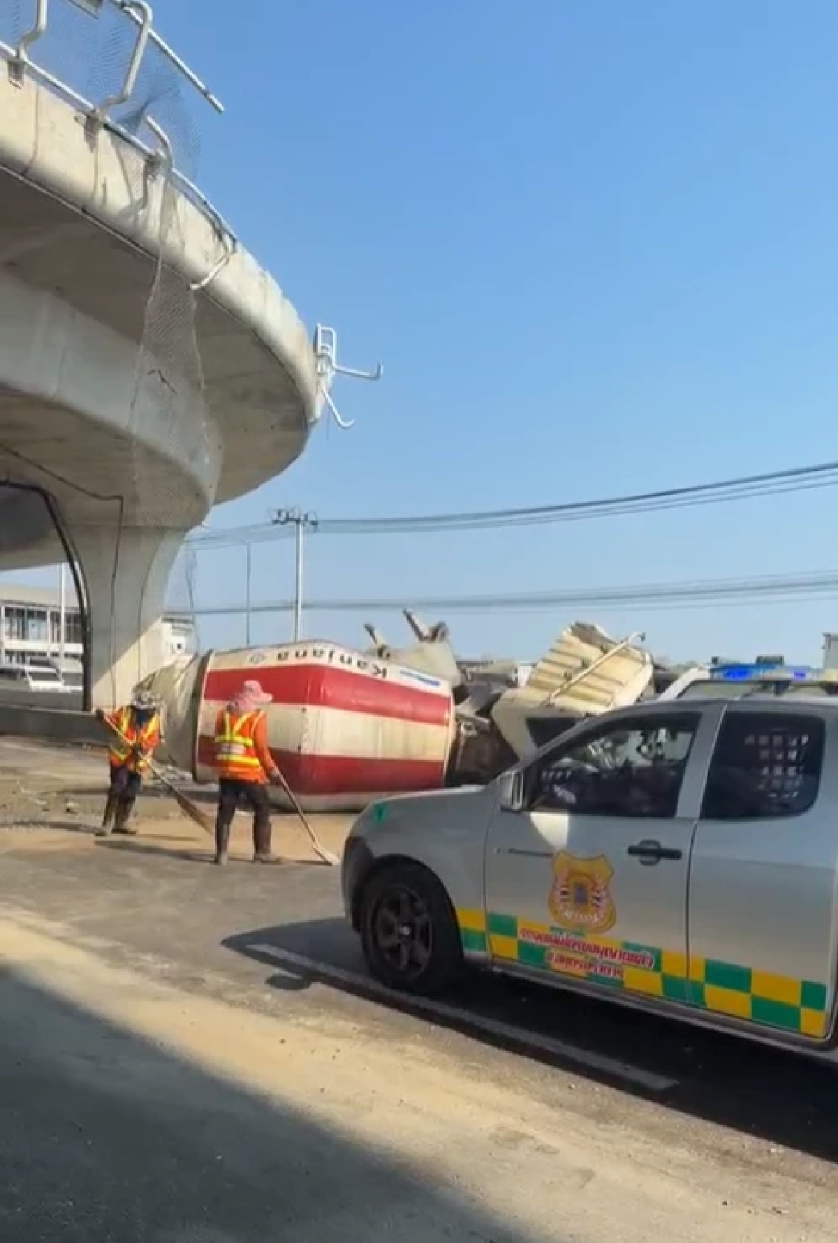 ด่วน! รถบรรทุกโม่ปูน ตกสะพานกลับรถ บางนา-ตราด ขาเข้า กม. 31