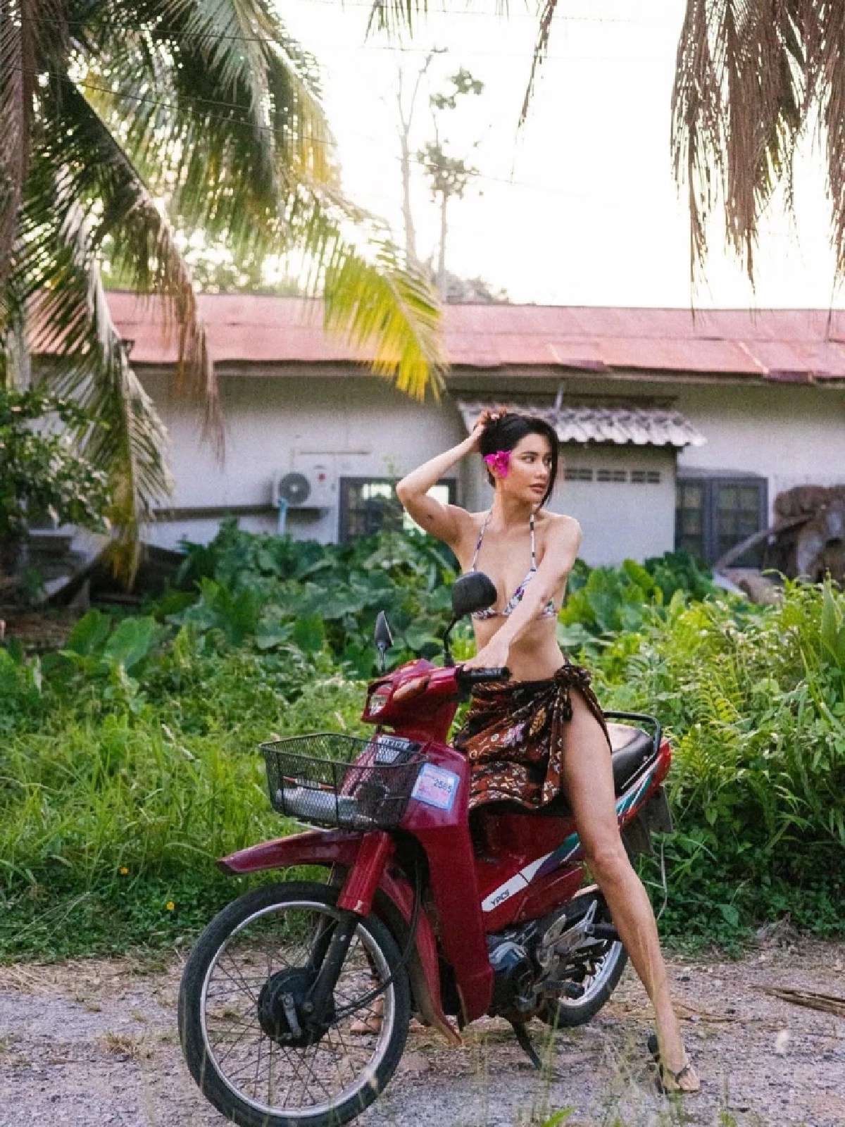 เลขเด็ด เลขทะเบียนรถ "ปู ไปรยา" ใส่บิกินี่ นั่งคร่อมมอเตอร์ไซค์ แซ่บเวอร์!