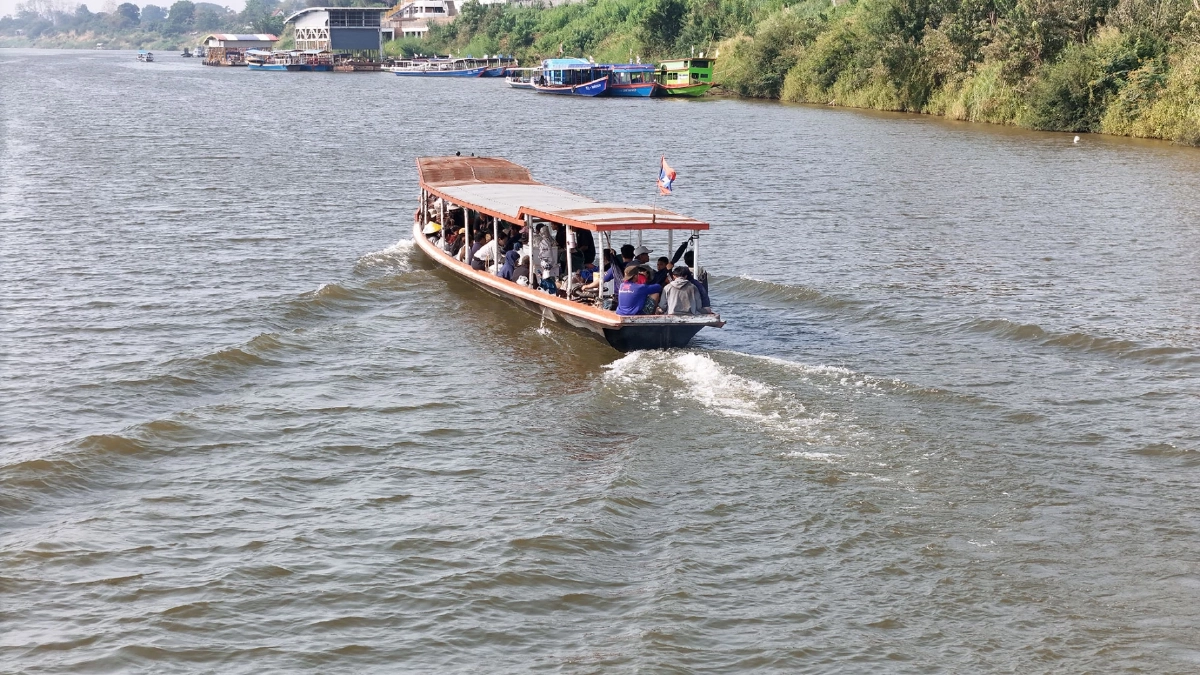 แบกไม่ไหว! เรือข้ามฟาก ตลาดไทยลาว ขอขึ้น 20 เพราะวิกฤตน้ำมัน-น้ำโขงแห้ง