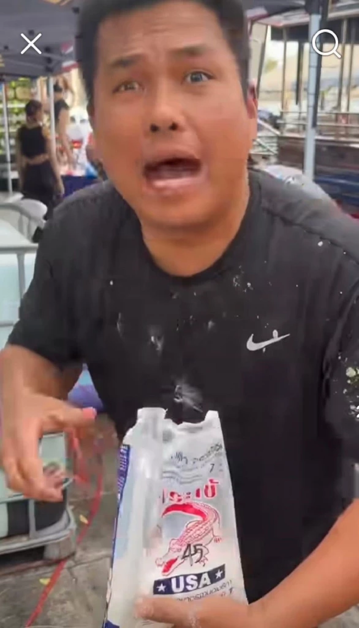 ดราม่า "เบิร์ด วันว่างๆ" ใช้ "กาวยาแนว" ป้ายหน้าคนเล่น "สงกรานต์พระประแดง"