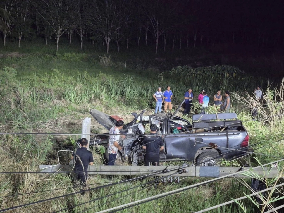 สลด กระบะเจ้าหน้าที่ดับไฟป่า หลุดโค้งชนเสาไฟฟ้า ดับ 2 บาดเจ็บ 4