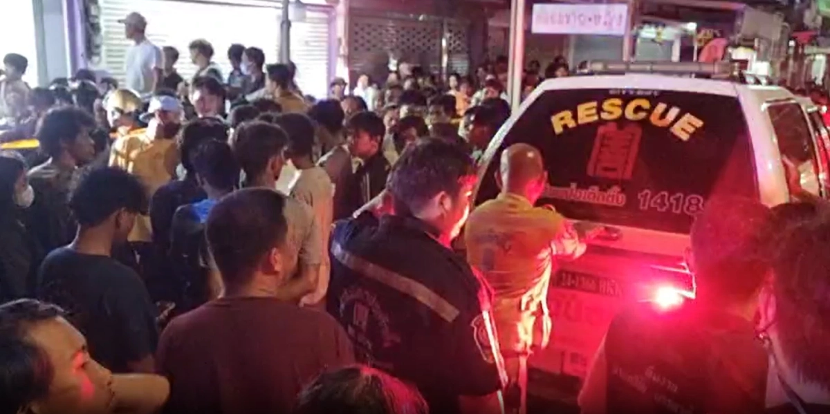 ศึกรักสามเศร้า! ช่างทำผมคว้าสากทุบหนุ่ม 26 ดับ สุดชุลมุนเพื่อนนับร้อยแห่ปิดล้อมร้าน