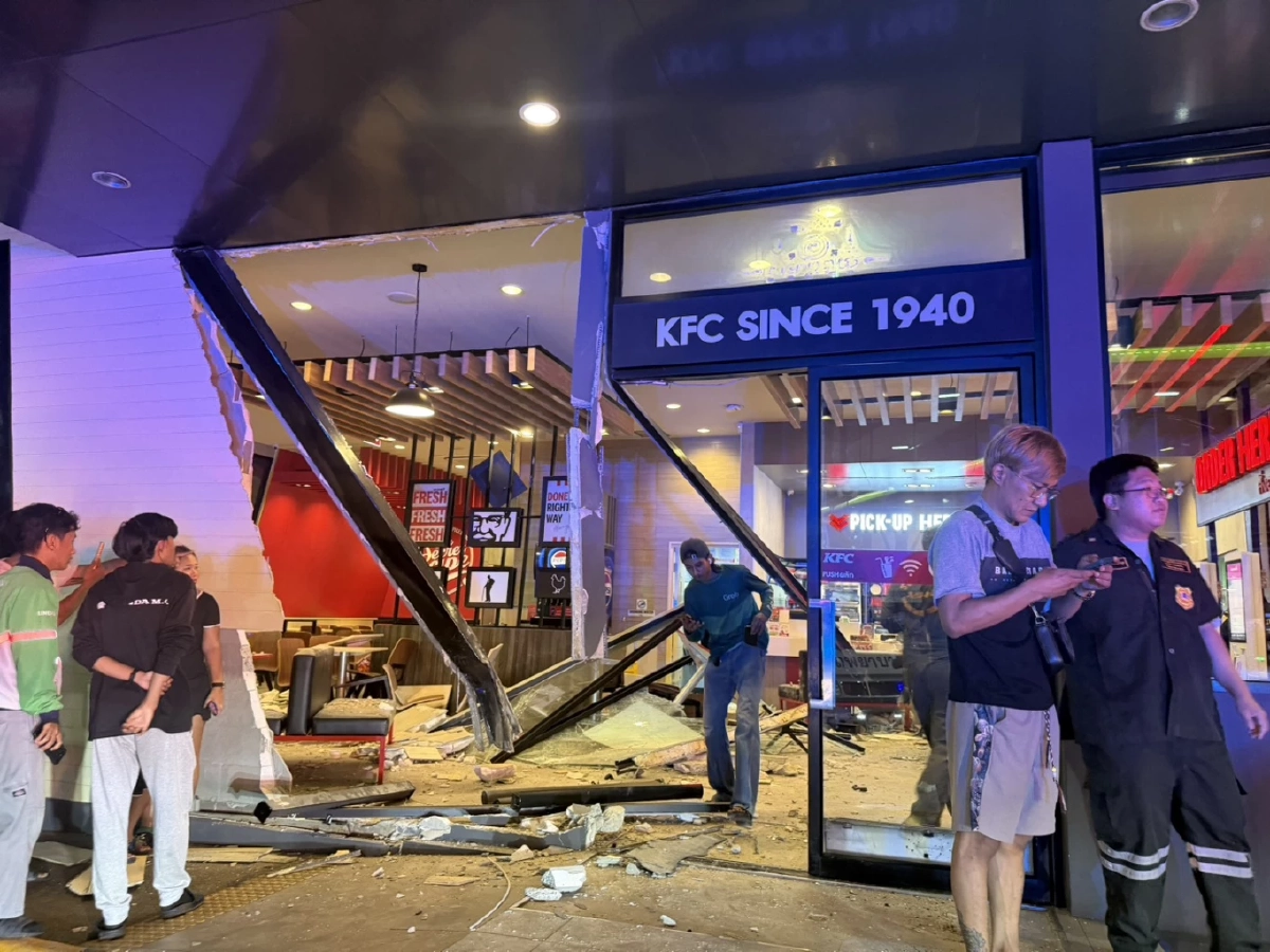 ระทึกเก๋งพุ่งอัด KFC กลางปั๊มดัง ไรเดอร์-ลูกค้าเจ็บระนาว 6 ราย (มีคลิป)