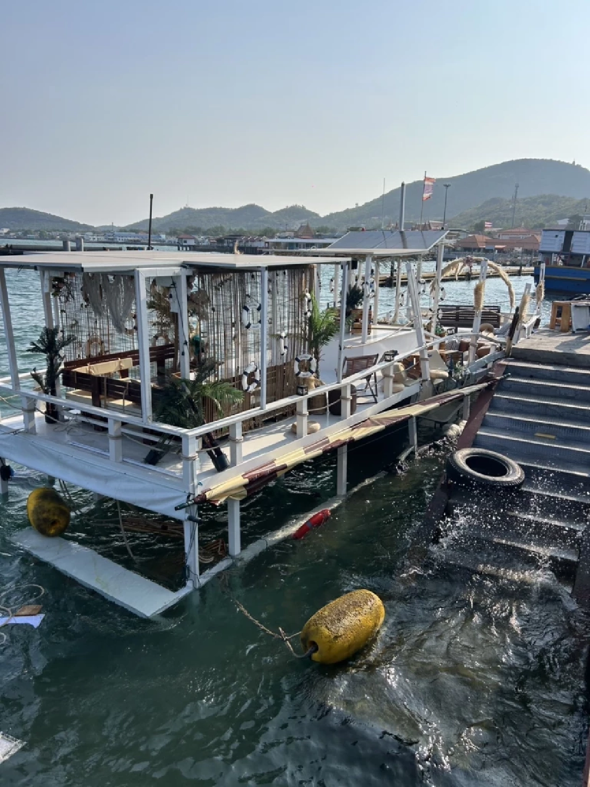 ระทึก! เรือเฟอร์รี่หรู ชนสะพานเกาะล้าน ท้ายแตกจมทะล ผดส.ปลอดภัย