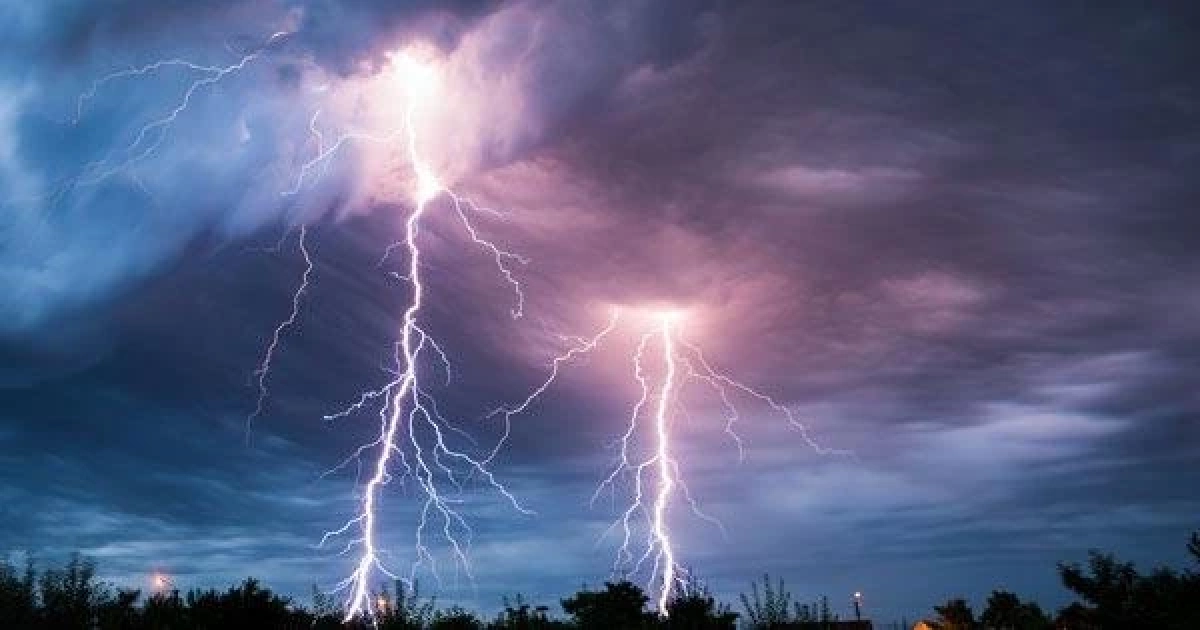 พายุฤดูร้อนบุกไทยวันนี้ (17 เม.ย.) รับมือฝนฟ้าคะนอง ลมกระโชกแรงพ่วง "ลูกเห็บตก"