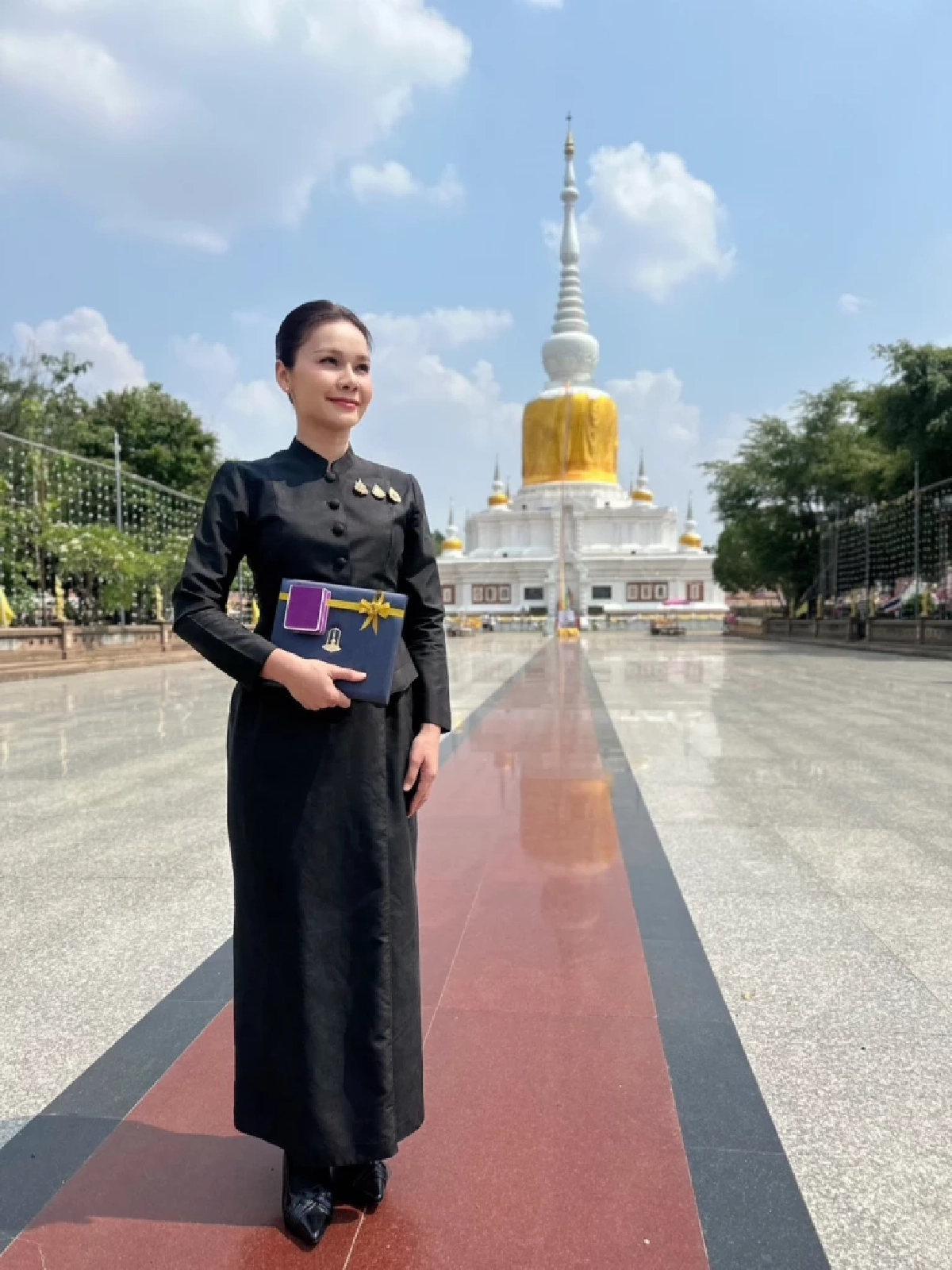 "ต่าย อรทัย" สุดปลาบปลื้ม รับพระราชทานรางวัล "พระธาตุนาดูนทองคำ"