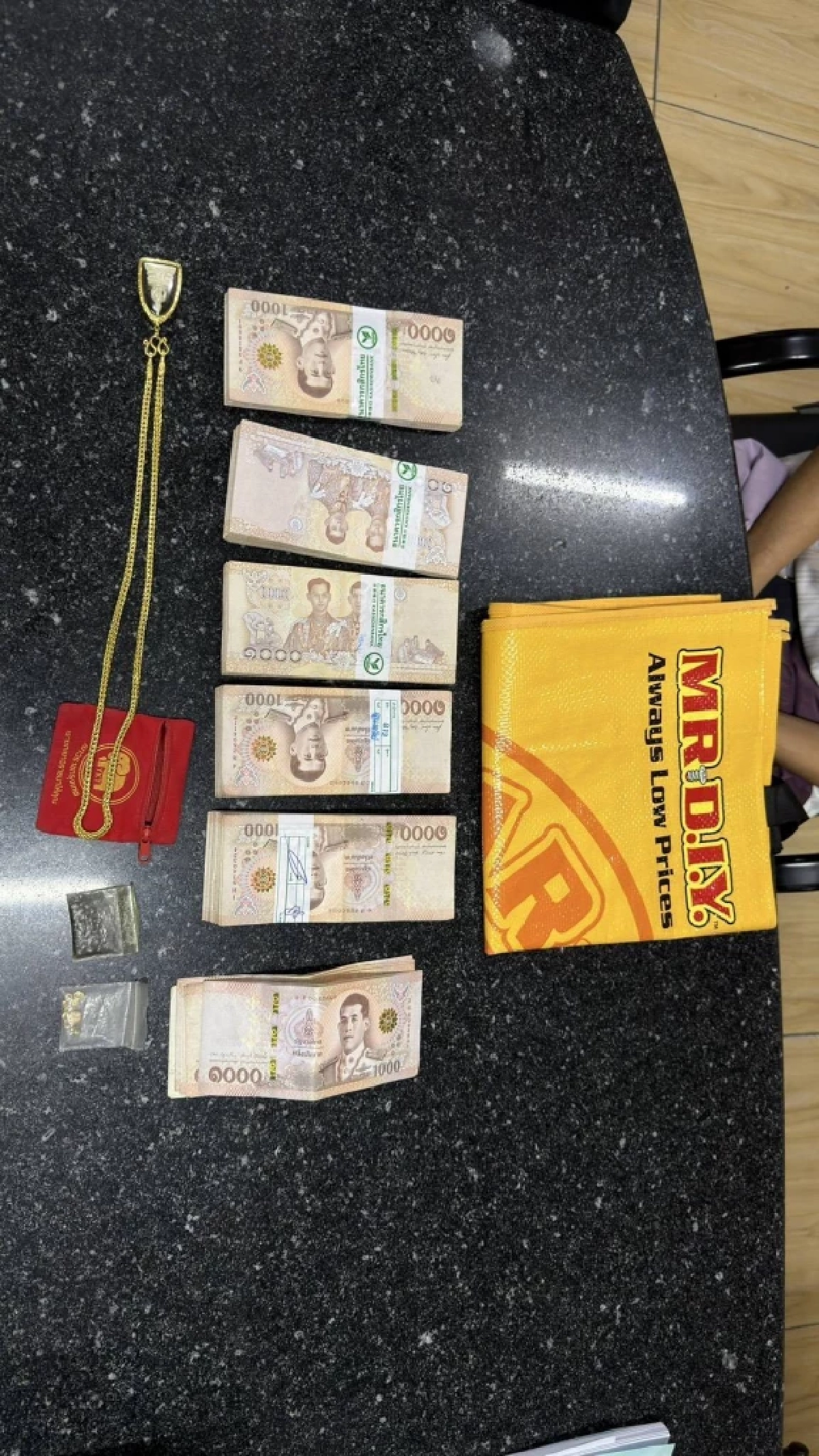 รวบโจรปีนห้องน้ำฉกทอง ขณะเหยื่อ "ปลดทุกข์" สุดอึ้ง! หาเงินรักษาลำไส้ ถูกตุ๋ยในคุก