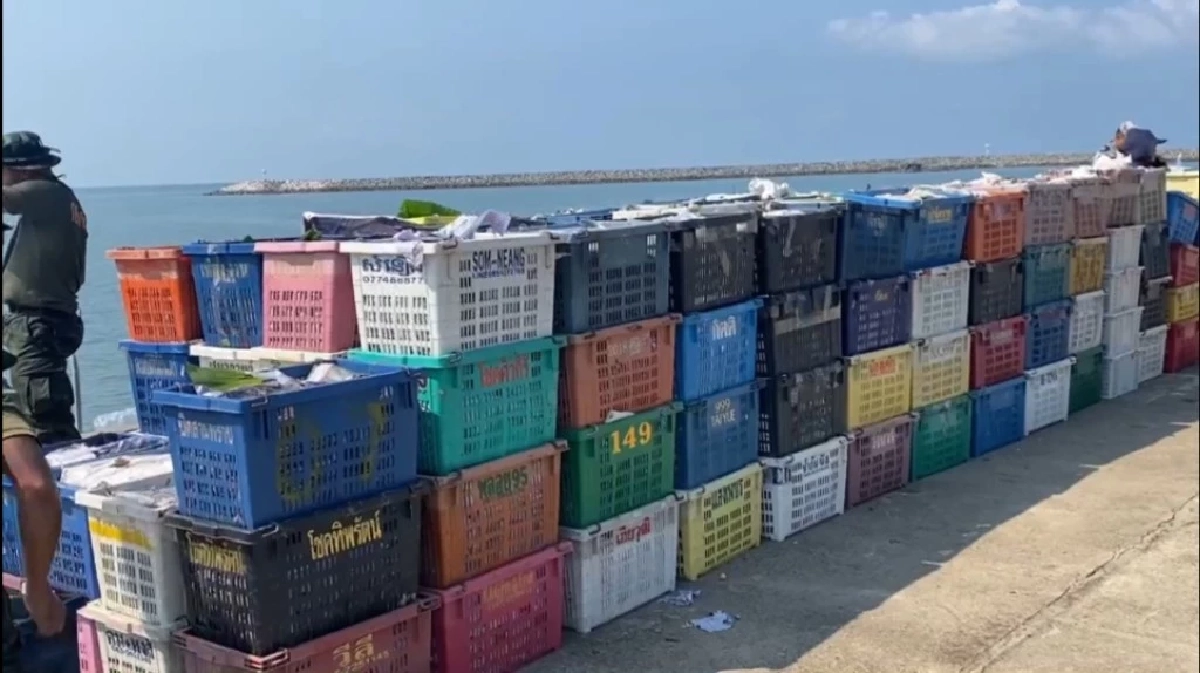 จับเรือเมขร 4 ลำ ลักลอบขนเสบียงสินค้าไทยกลางดึก ลูกเรือโดดน้ำหวังหนี แต่ไม่รอด