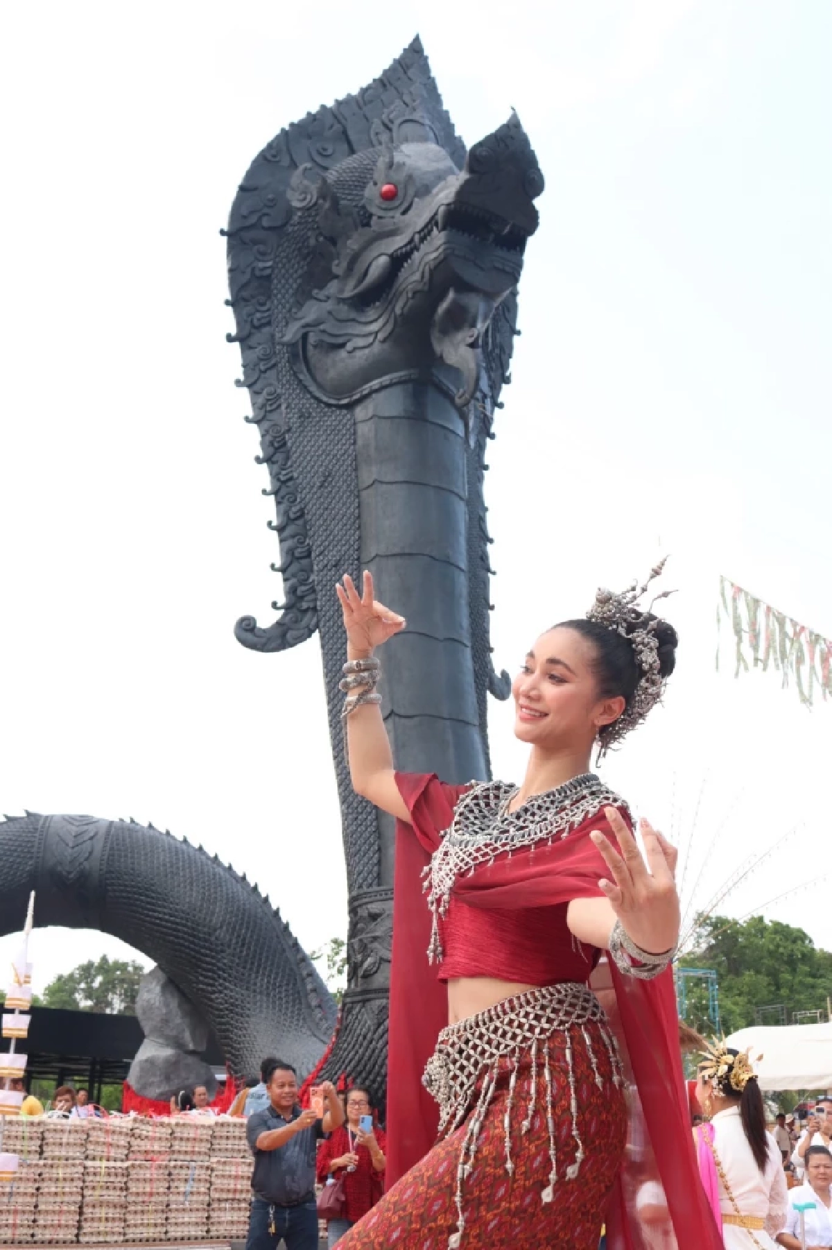 ขนลุก! 'มินดา มีทรัพย์สิน' นำรำบวงสรวง ปู่พญานิลกาฬนาคราช เกิดปาฏิหาริย์?