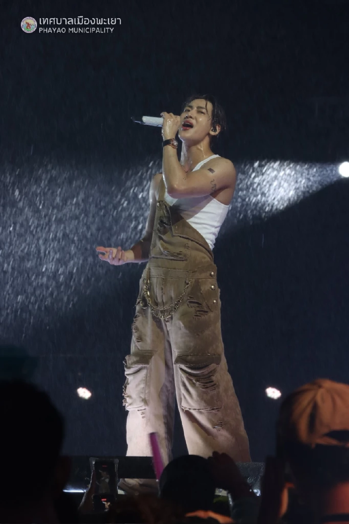 "แบมแบม" โชว์ร่างทอง ขึ้นคอนเสิร์ต ลุงนัสทำถึง! กว๊านพะเยาแตกแล้วจ้า