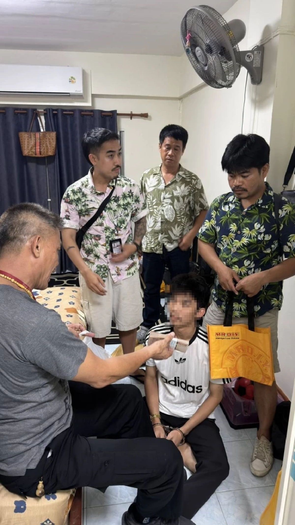 รวบโจรปีนห้องน้ำฉกทอง ขณะเหยื่อ "ปลดทุกข์" สุดอึ้ง! หาเงินรักษาลำไส้ ถูกตุ๋ยในคุก