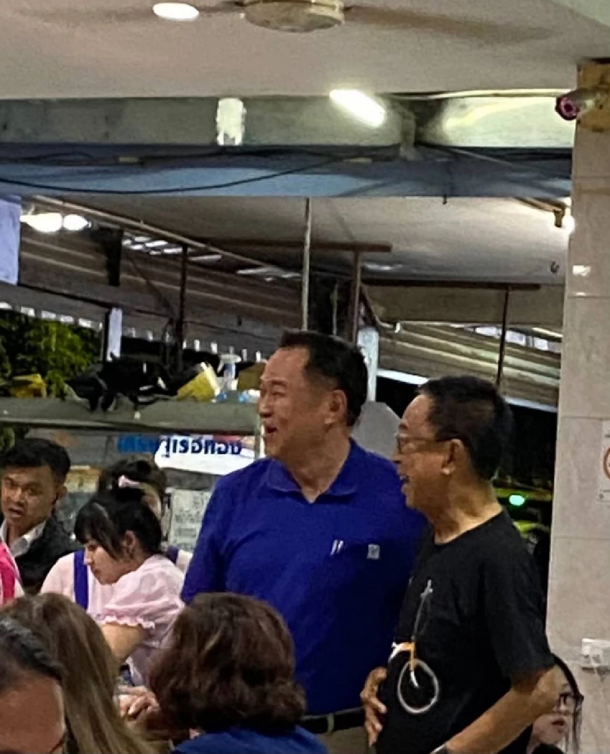 "อนุทิน" ควง "เนวิน" หม่ำส้มตำร้านดังดุสิต ชื่นมื่นหลังโปรดเกล้าฯ ครม. 35 ราย