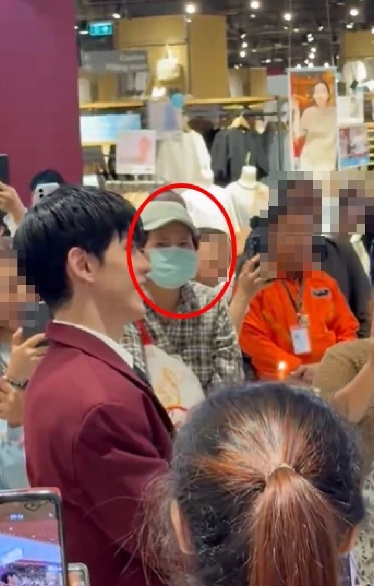 คลิป 'ฟิล์ม ธนภัทร' ถูกจู่โจมกะทันหัน FC แฉพฤติกรรม'แม่เฒ่า' ระวัง