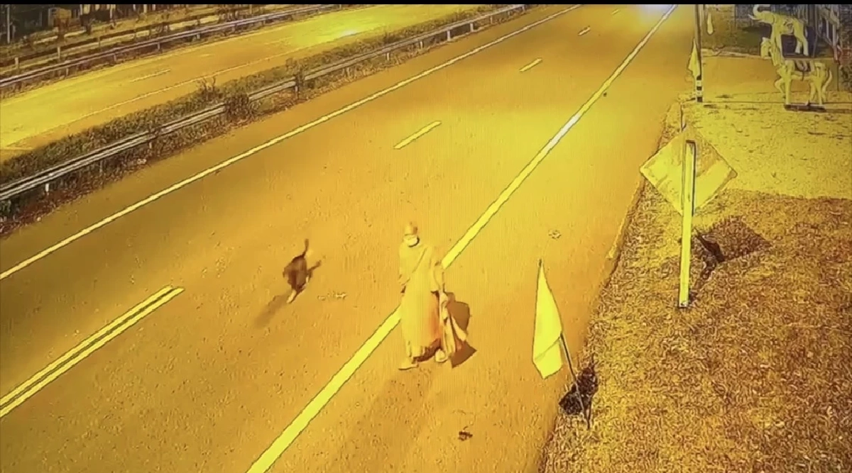 พบภาพ "เจ้าอาวาสวัดสนามไชย" เดินเท้าขึ้นสะพานข้ามแม่น้ำปิง ท่าทางเหม่อลอย