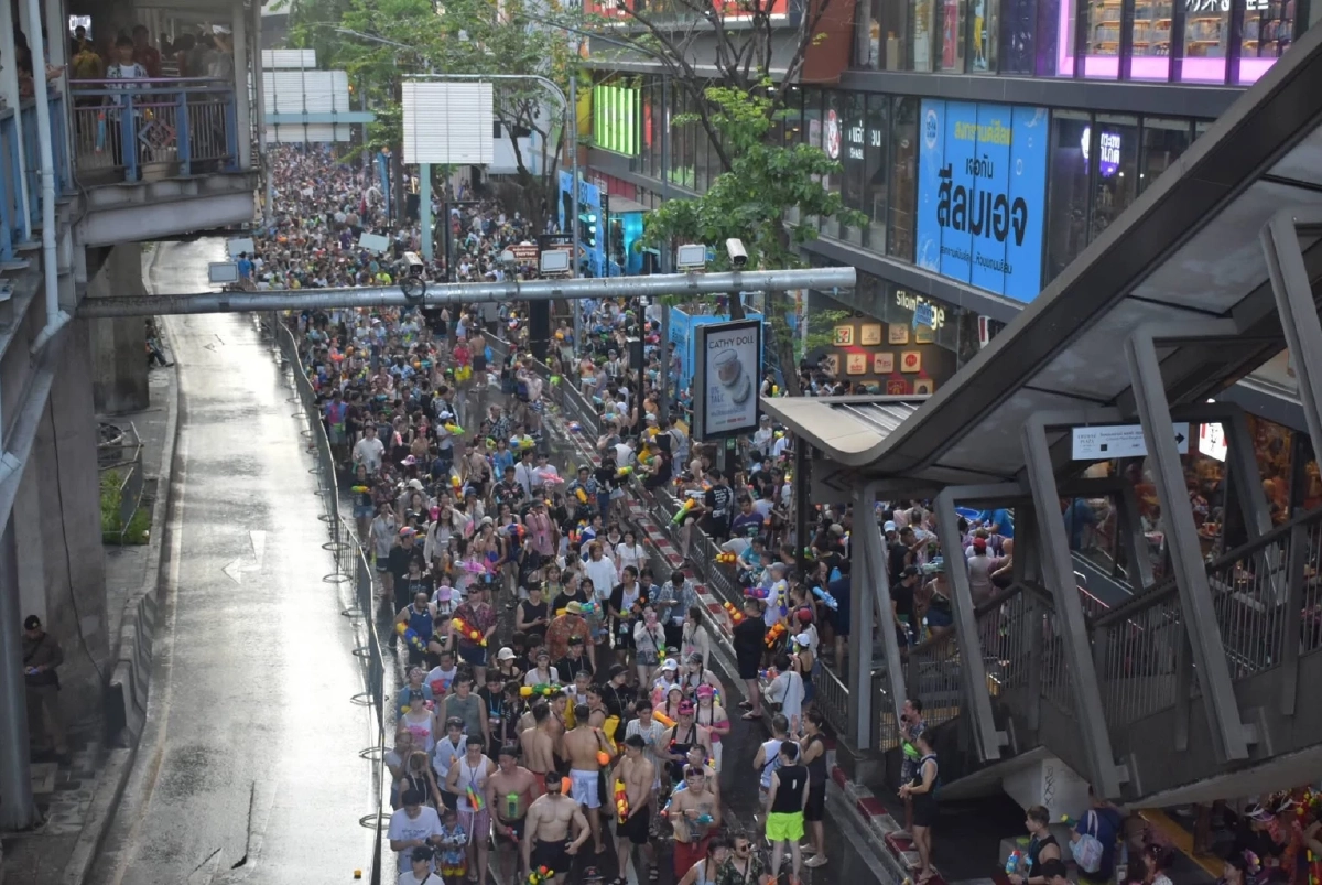 สงกรานต์สีลม วันสุดท้าย (14 เม.ย. 69) คนเล่นน้ำหนาแน่น ย้ำ ปิดจบ 2 ทุ่ม