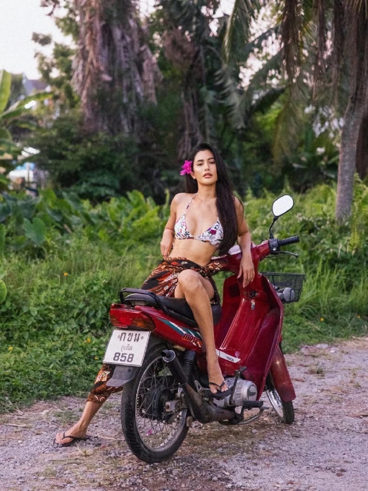 เลขเด็ด เลขทะเบียนรถ "ปู ไปรยา" ใส่บิกินี่ นั่งคร่อมมอเตอร์ไซค์ แซ่บเวอร์!