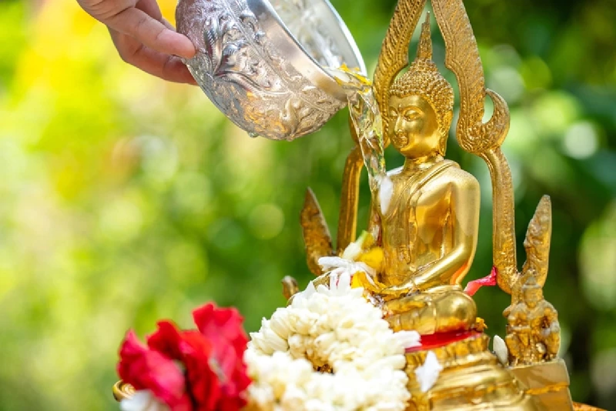 เปิดคู่มือ "สรงน้ำพระ" มหาสงกรานต์ 2569 ขั้นตอนมงคล "ชำระล้าง-เริ่มต้นใหม่"