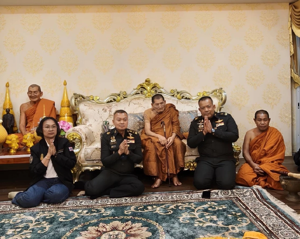 “แม่ทัพกุ้ง” ลาบวช 1 พรรษา อุทิศกุศลแด่ทหารกล้า “หลวงปู่ศิลา” เมตตามอบผ้าไตร