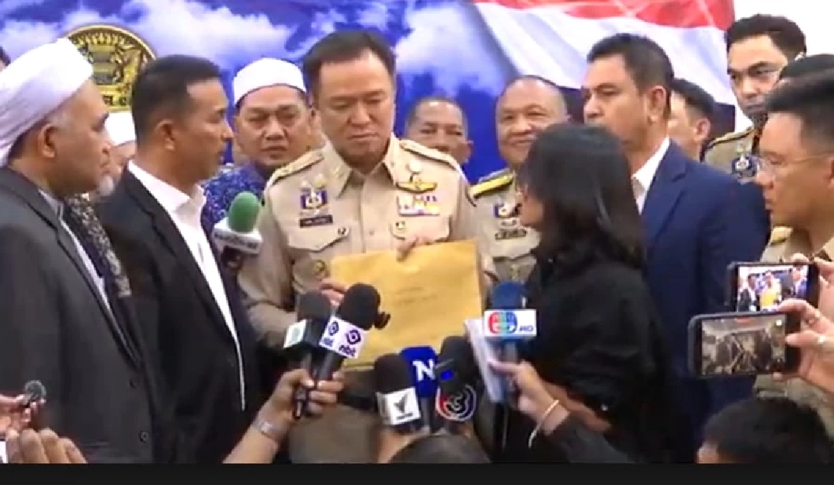 ยื่นหนังสือปม มทภ.4 ชี้ รร.ปอเนาะเป็นแหล่งบ่มเพาะผู้ก่อการร้าย