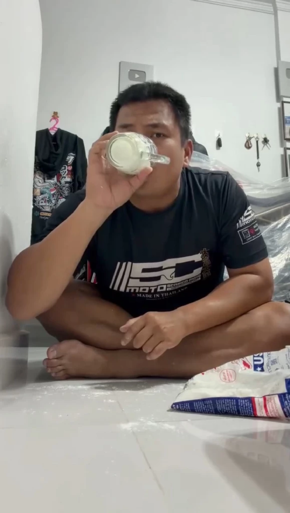 ดราม่า "เบิร์ด วันว่างๆ" ใช้ "กาวยาแนว" ป้ายหน้าคนเล่น "สงกรานต์พระประแดง"