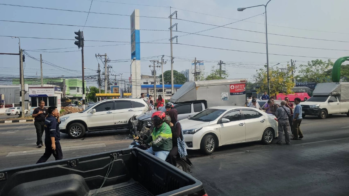 สาวเหยียบคันเร่งพลาด! พุ่งชนวินาศสันตะโร 7 คันรวด กลางแยกขนส่งลำปาง