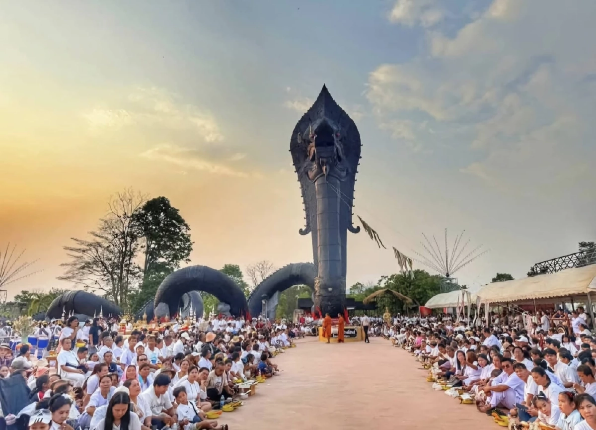 เลขเด็ด 'หลวงปู่ศิลา' ทะเบียนรถป้ายแดง พิธีบวงสรวง 'พญานิลกาฬ เทพสถิต' คึกคัก