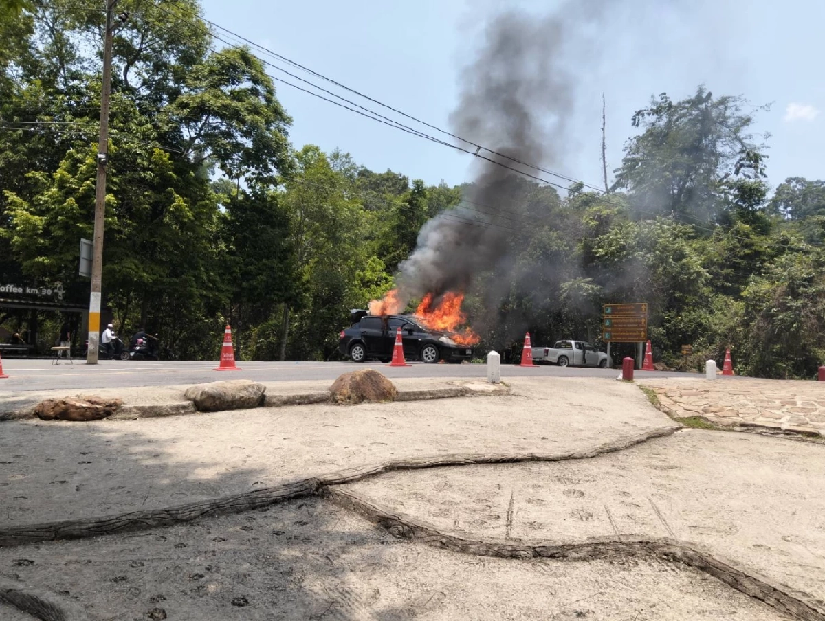 นักท่องเที่ยวสาว ระทึก! ไฟไหม้รถเก๋ง บนเขาใหญ่ วอดทั้งคัน