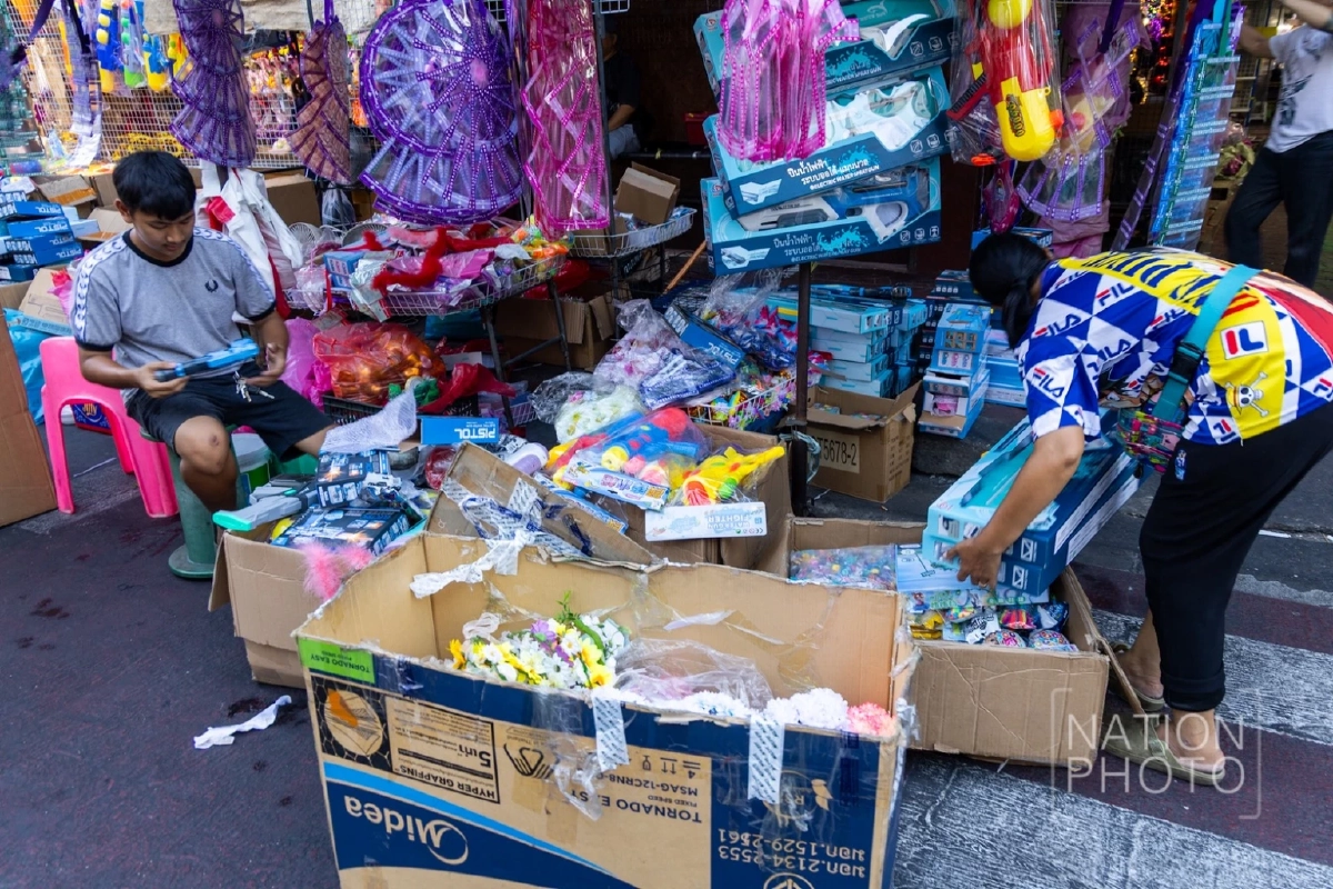 ผู้ค้าในสำเพ็ง เริ่มขายปืนฉีดน้ำ แม้หวั่นเศรษฐกิจฉุดยอด