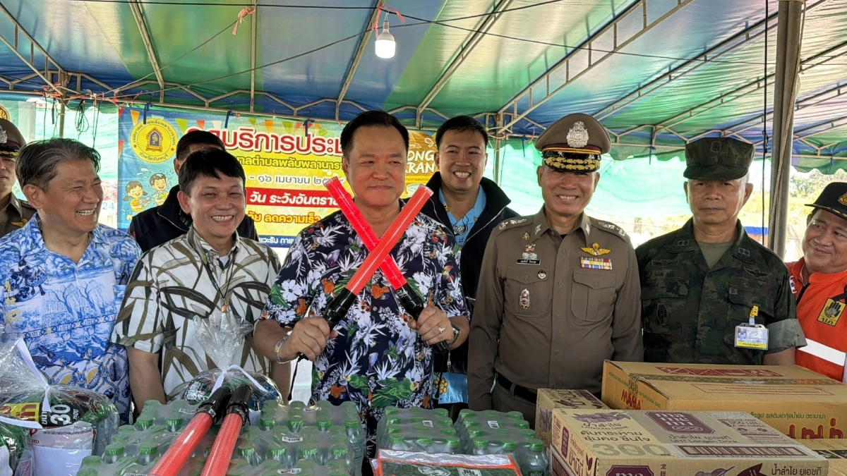 นายกฯ สุ่มเช็กสต็อกปั๊มน้ำมัน จ.จันทบุรี ก่อนโชว์ลูกคอเพลง "เด็กปั๊ม"