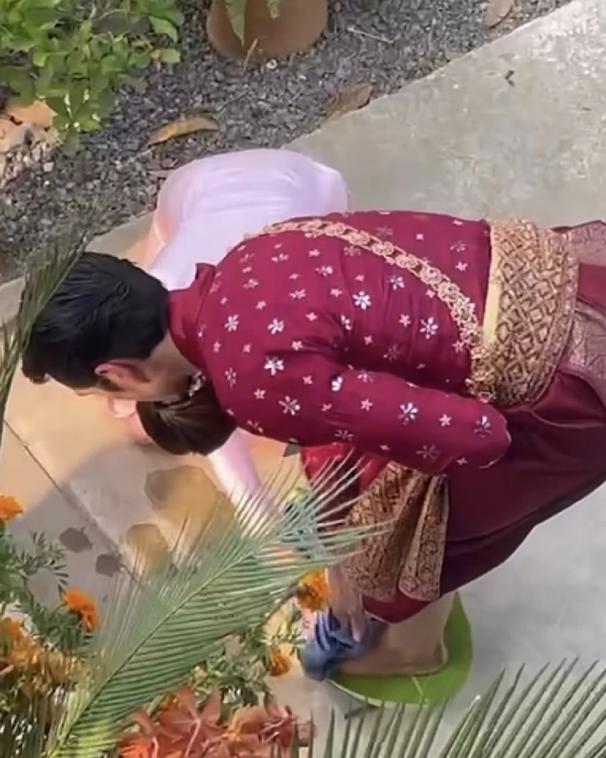 รู้ไว้ใช่ว่า! “ล้างเท้าเจ้าบ่าว“ พิธีโบราณของเจ้าบ่าวอีสาน ก่อนขึ้นเรือนขอเจ้าสาว