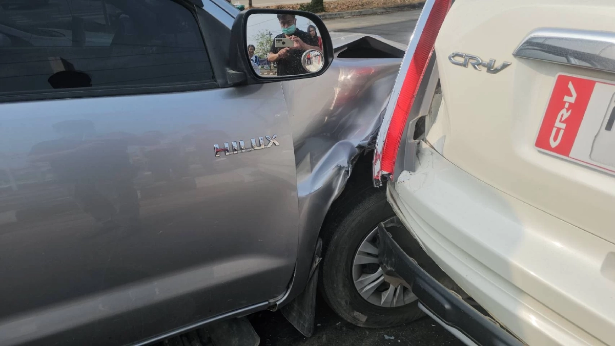 สาวเหยียบคันเร่งพลาด! พุ่งชนวินาศสันตะโร 7 คันรวด กลางแยกขนส่งลำปาง