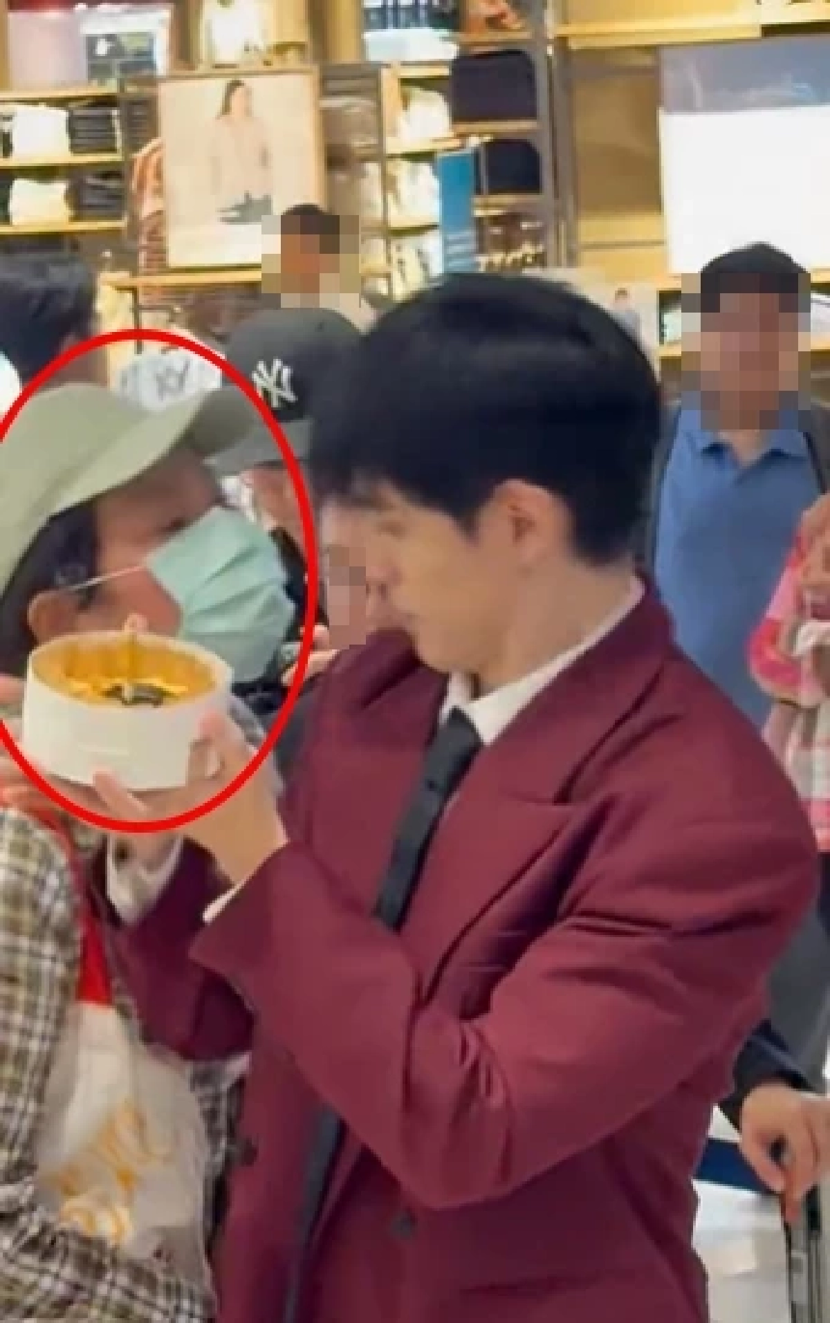 คลิป 'ฟิล์ม ธนภัทร' ถูกจู่โจมกะทันหัน FC แฉพฤติกรรม'แม่เฒ่า' ระวัง