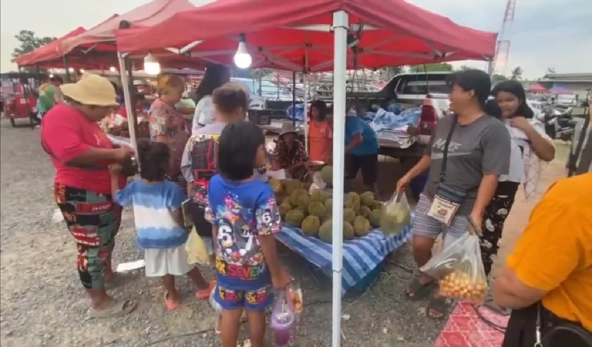 ส่องตลาดสุรินทร์! แม่ค้าจัดให้ทุเรียนราคาถูก ลูกละ 60-80 บาท