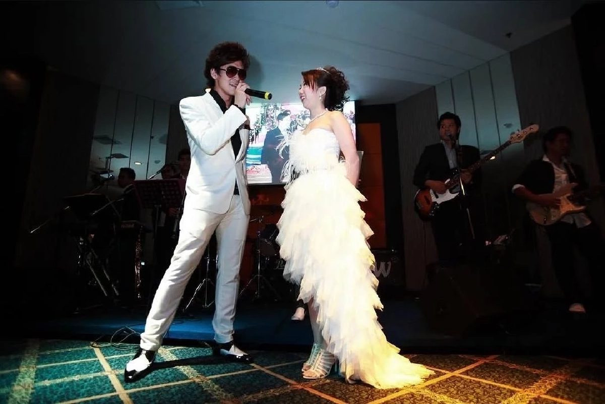 แซวยับ! "เบียร์ ใบหยก" เปิดภาพแต่งงาน "บี สุนทรี" เมื่อ 17 ปีที่แล้ว