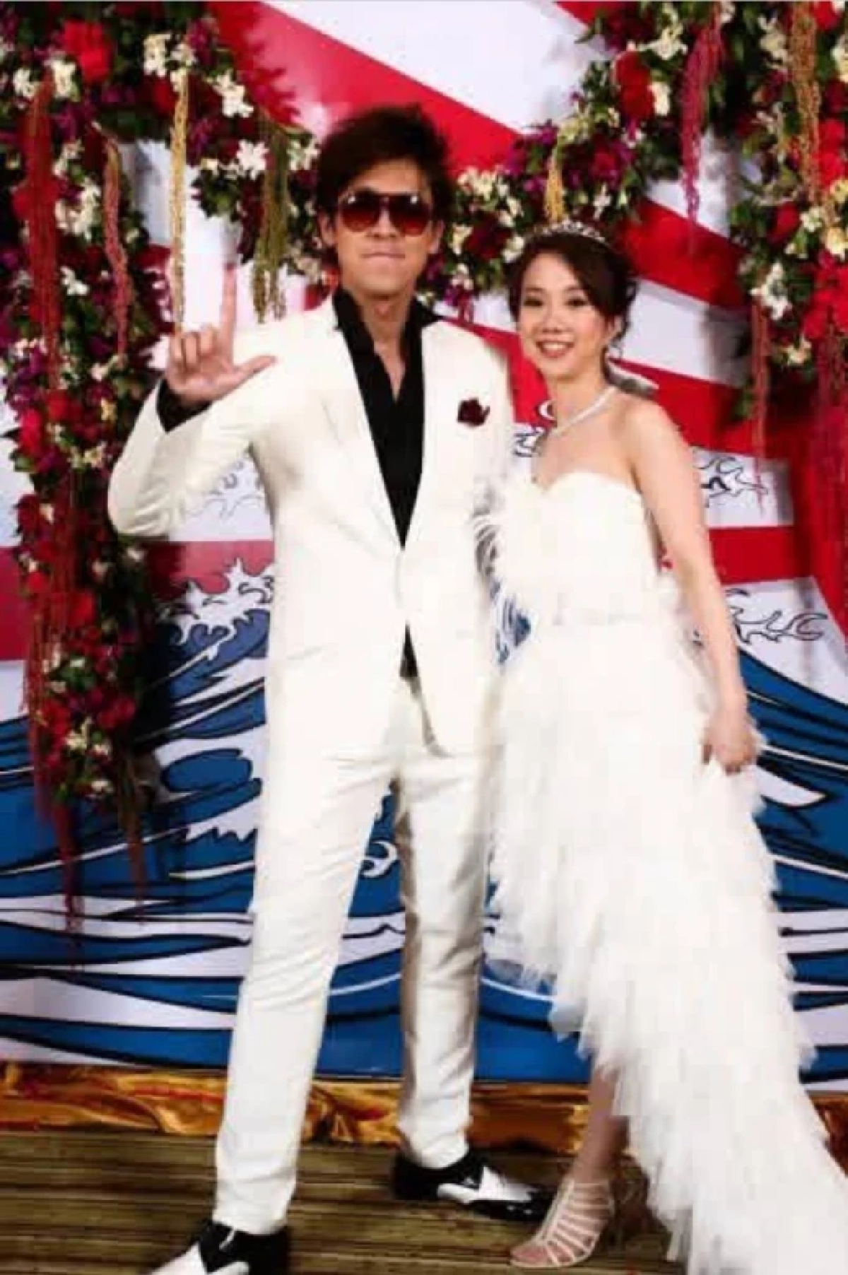 แซวยับ! "เบียร์ ใบหยก" เปิดภาพแต่งงาน "บี สุนทรี" เมื่อ 17 ปีที่แล้ว