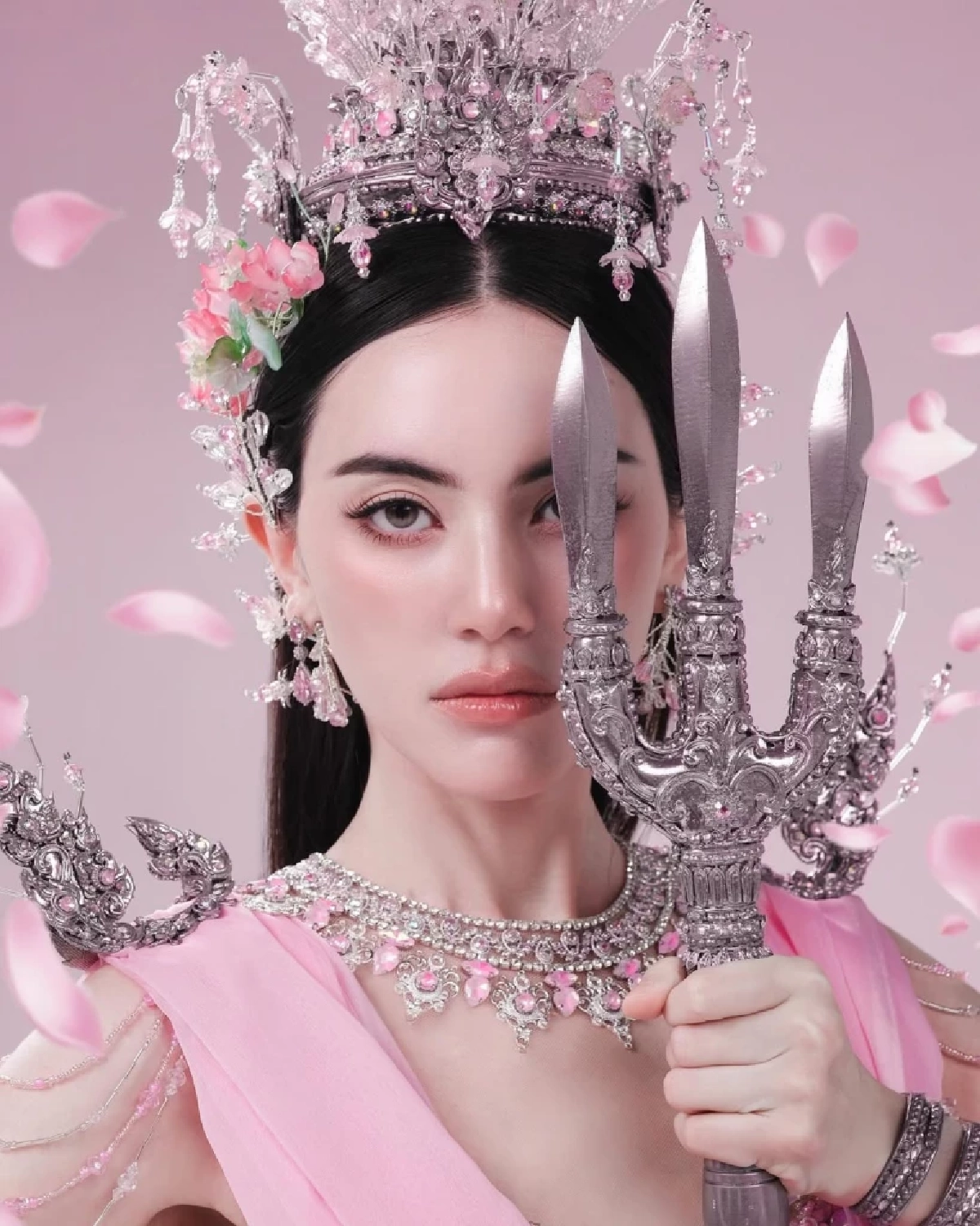 สวยตาแตก! "ใหม่ ดาวิกา" แปลงโฉม เป็นนางสงกรานต์ 2569 สุดจึ้ง