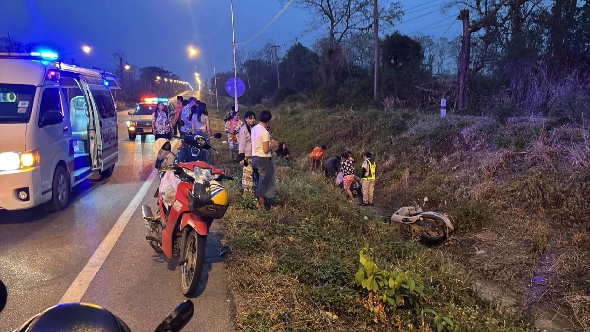 กระบะตีนผี ชนแล้วหนี ทิ้ง จยย.ซ้อน 5 เจ็บระนาว เด็กน้อย 3 รายร่ำไห้ระงม