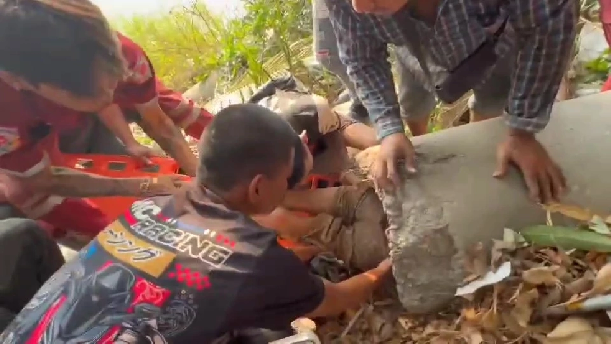 นาทีชีวิต! กู้ภัยเจาะท่อช่วยยายวัย 81 มุดช่วยสุนัข จนติดท่อเป็นลม