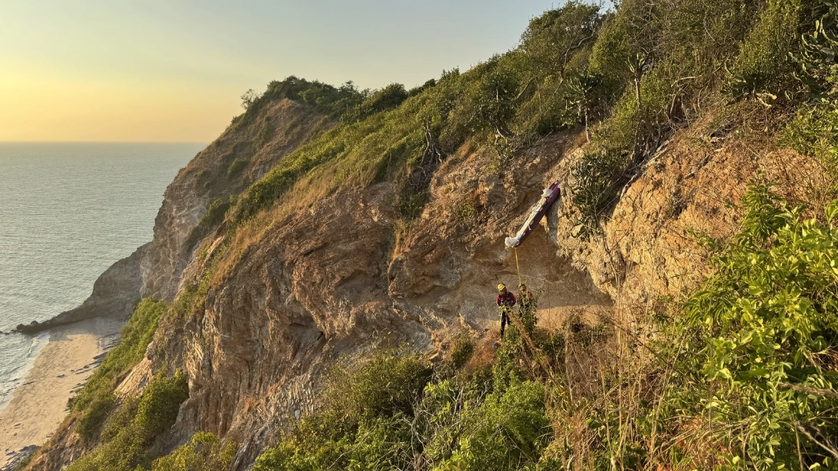 ช็อก! นักบินร่มได้กลิ่นเหม็นโชย ชะโงกดูเจอร่างเน่าอืดก้นเหว กู้ร่างทุลักทุเล