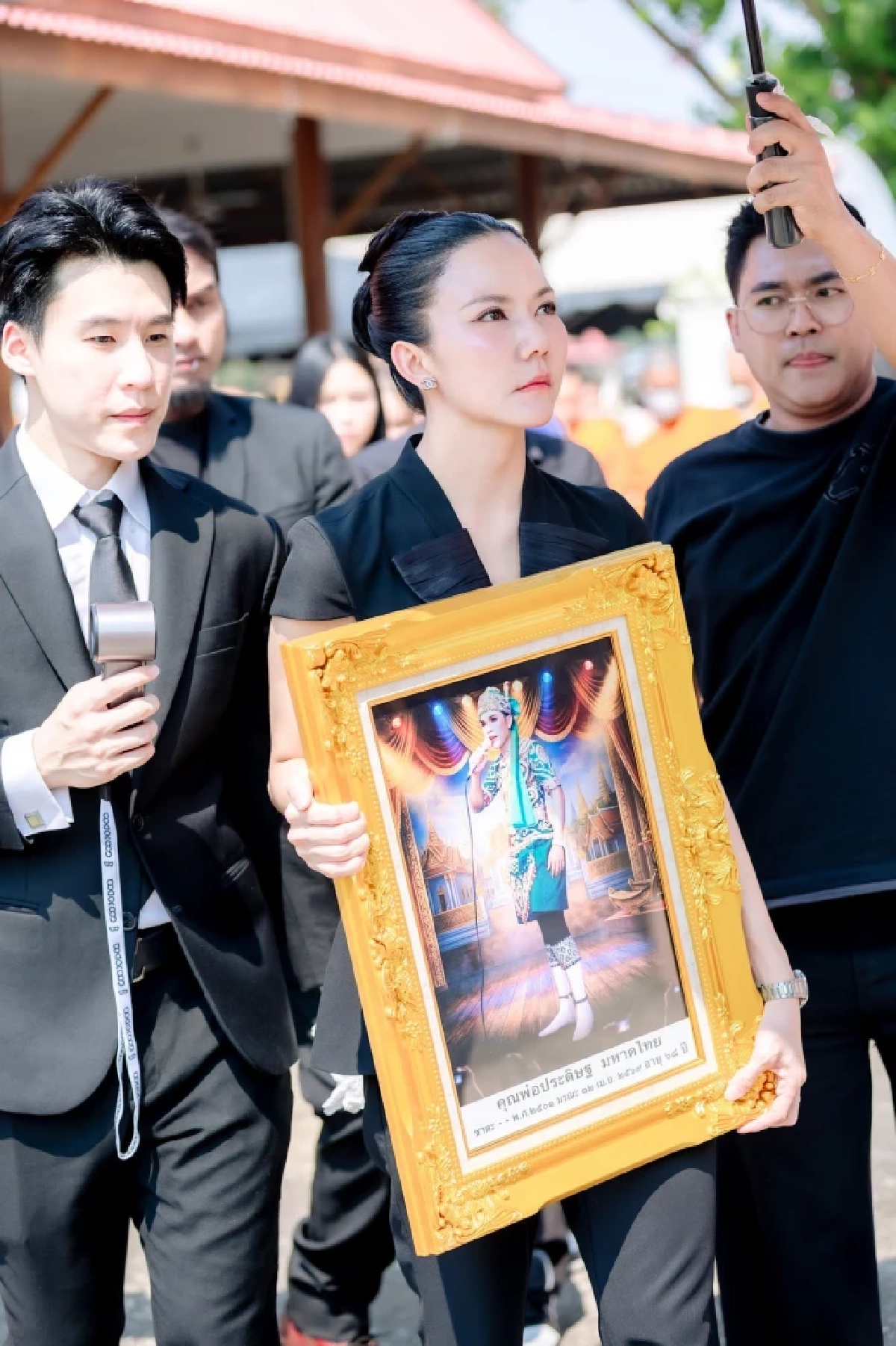 สติแตกร้องไห้ กราบขอขมา "จ๊ะ นงผณี" พูดถึง "คู่กรณี" หลังสูญเสียคุณพ่อ