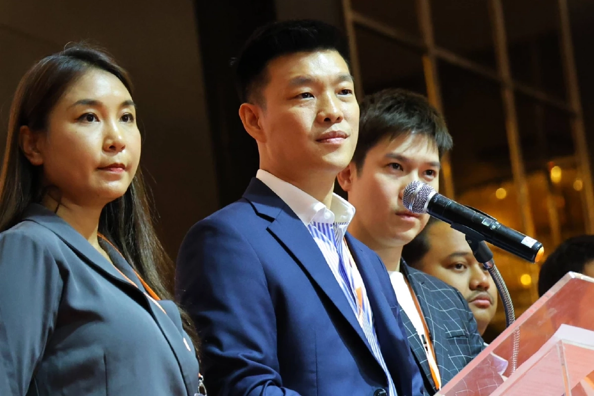 "เท้ง" นำ 10 สส. แถลงสู้คดีจริยธรรม ยันแก้ 112 ไม่ได้มุ่งร้ายระบอบฯ  จากนี้ไร้เพดานไม่เลิกอุดมการณ์