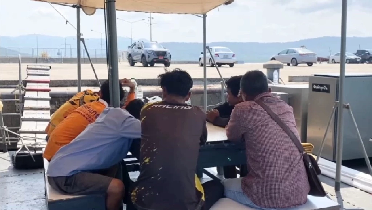 จับเรือเมขร 4 ลำ ลักลอบขนเสบียงสินค้าไทยกลางดึก ลูกเรือโดดน้ำหวังหนี แต่ไม่รอด