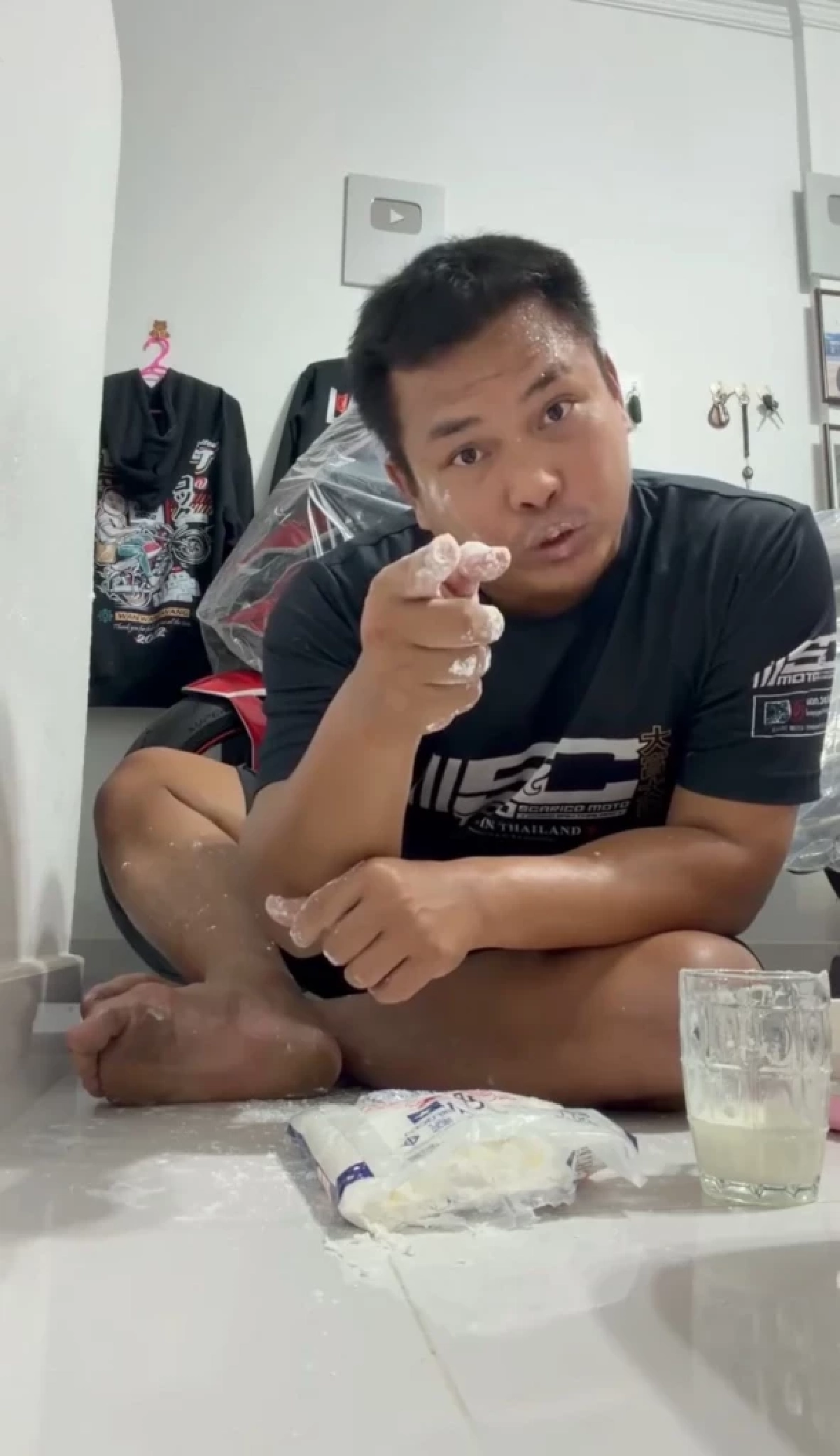 ดราม่า "เบิร์ด วันว่างๆ" ใช้ "กาวยาแนว" ป้ายหน้าคนเล่น "สงกรานต์พระประแดง"