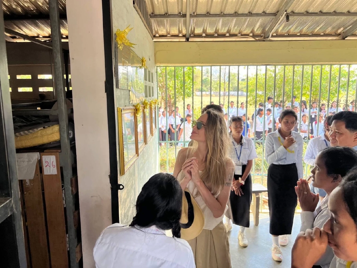 เฟคนิวส์อีกแล้ว! กัมพูชา ตัดต่อรูป โจลี-ลูกสาว หลังมาเยือนเมื่อต้นเดือน